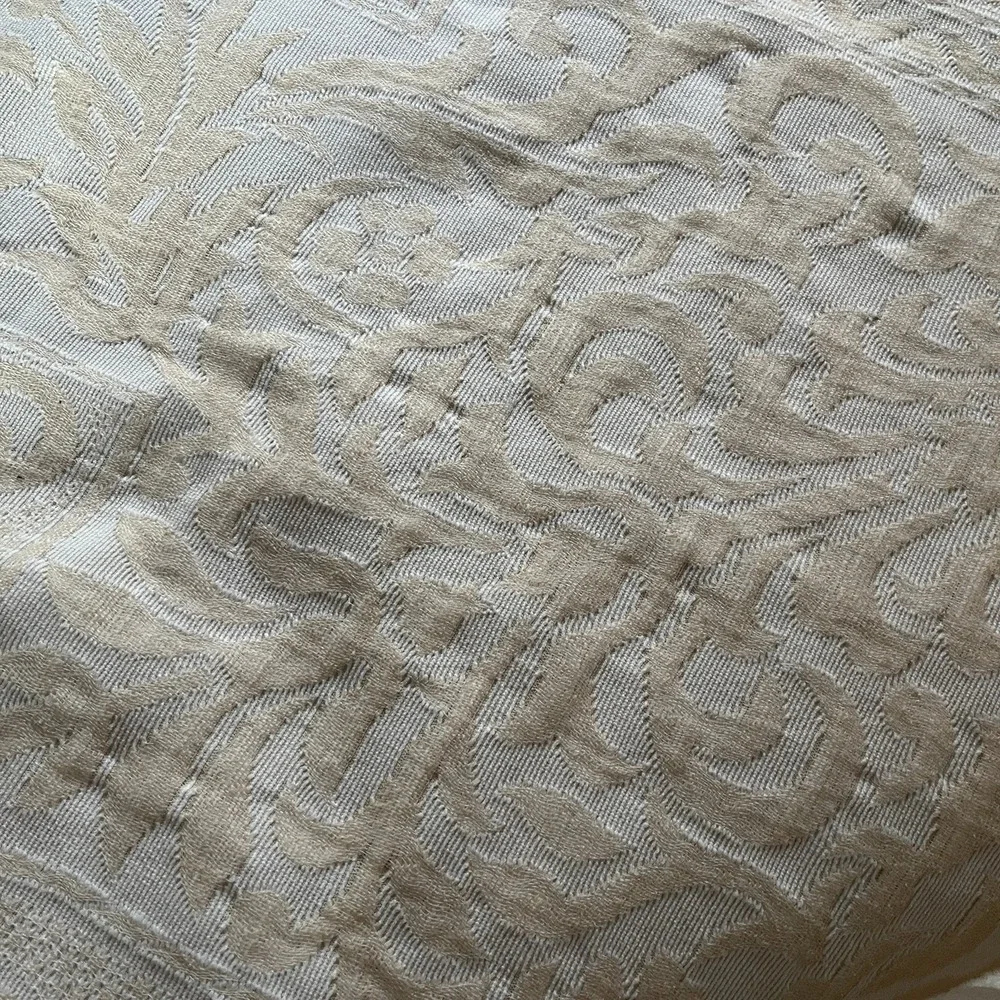 Domestications Jacquard Coverlet 2 Shams Medallion Center Scalloped Portugal
